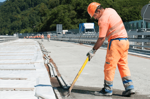 Manual Application of Innovative Concrete Technology